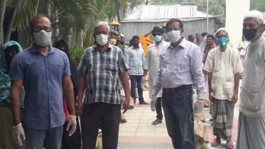 সন্দ্বীপে সরকারী খাদ্য সামগ্রী বিতরণ করলেন পৌর মেয়র