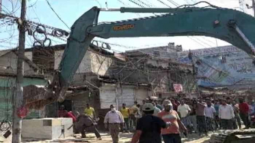 সাভারে মহাসড়কের পাশের অবৈধ স্থাপনা উচ্ছেদ 