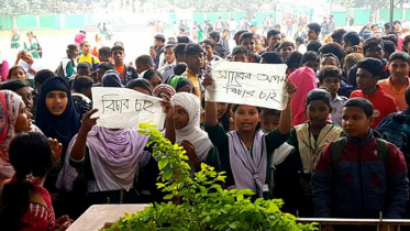 ছাত্রকে মারধরের জেরে শিক্ষক লাঞ্ছিত: শিক্ষার্থীদের বিক্ষোভ