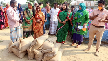 বেদেপল্লীতে ইউএনও’র নগদ টাকাসহ ৩০০ কেজি চাল বিতরণ