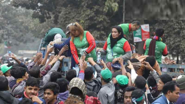 সম্মেলনে নারী নেত্রীদের বিনামূল্যে পানি বিতরণ