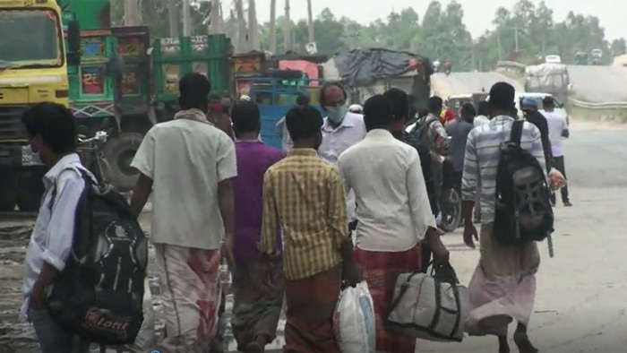 টাঙ্গাইল থেকে পোশাক শ্রমিকরা ঢাকার উদ্দেশ্যে রওনা হচ্ছেন- একুশে টেলিভিশন