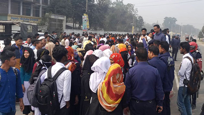 সড়ক অবরোধ করে আছে ঠাকুরগাঁও পলিটেকনিক ইনস্টিটিউটের শিক্ষার্থীরা। ছবি: একুশে টেলিভিশন