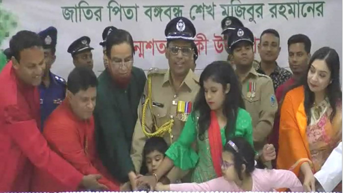 কুমিল্লায় বঙ্গবন্ধুর শততম জন্মবার্ষিকীতে কেক টাকা হচ্ছে। ছবি: একুশে টেলিভিশন কুমিল্লায় বঙ্গবন্ধুর শততম জন্মবার্ষিকীতে কেক টাকা হচ্ছে। ছবি: একুশে টেলিভিশন