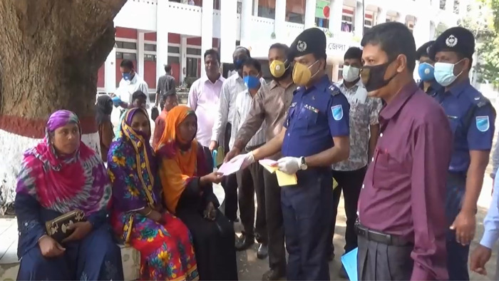 লিফলেট বিতরণ করছে কমিউনিটি পুলিশিং ফোরাম ও রাজবাড়ী সদর থানা। ছবি: একুশে টেলিভিশন