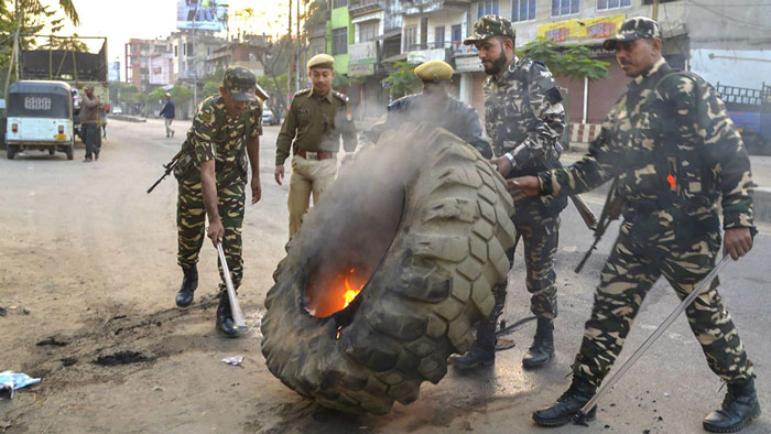 মঙ্গলবার টায়ার জ্বালিয়ে রাস্তা অবরোধ করেন বিক্ষোভকারীরা