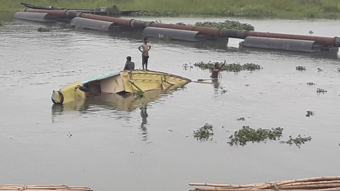 তিতাস নদীতে ডুবে যাওয়া সেই নৌকার অংশবিশেষ -ছবি একুশে টিভি।