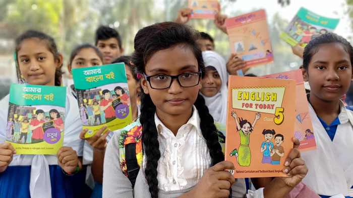 বছরের প্রথম দিন নতুন বইয়ের ঘ্রাণ নিচ্ছে শিক্ষার্থীরা || ছবি : সুমন রায়হান বছরের প্রথম দিন নতুন বইয়ের ঘ্রাণ নিচ্ছে শিক্ষার্থীরা || ছবি : সুমন রায়হান