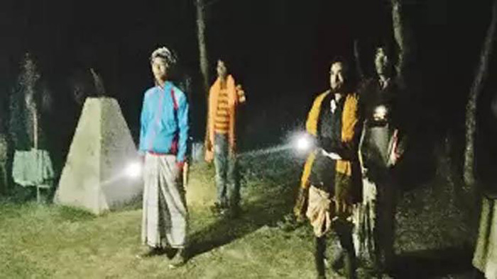 পাহারারত গ্রামবাসী পাহারারত গ্রামবাসী