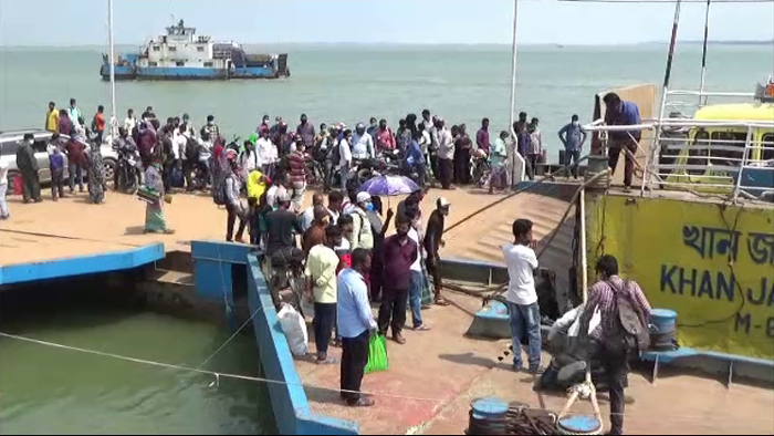 দৌলতদিয়া-পাটুরিয়া ফেরিঘাটে যাত্রীদের ভিড়- ছবি একুশে টিভি। দৌলতদিয়া-পাটুরিয়া ফেরিঘাটে যাত্রীদের ভিড়- ছবি একুশে টিভি।
