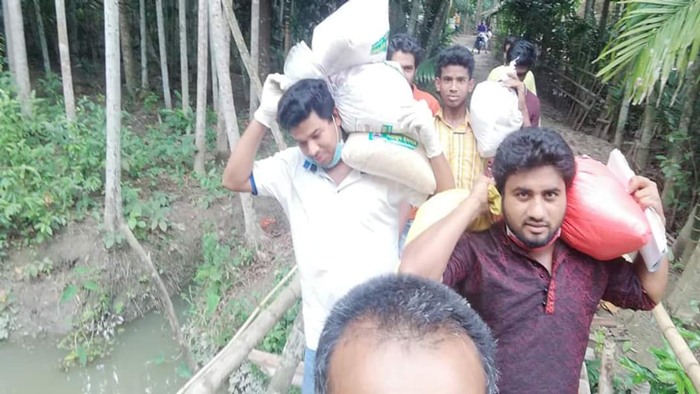 বাড়িতে বাড়িতে উপহার সমাগ্রী পৌঁছে দিচ্ছেন স্বেচ্ছাসেবীরা। বাড়িতে বাড়িতে উপহার সমাগ্রী পৌঁছে দিচ্ছেন স্বেচ্ছাসেবীরা।