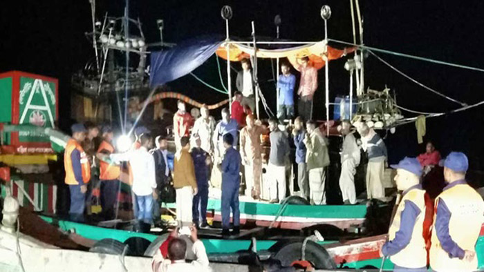 বোটসহ ১৭ জেলেকে উদ্ধার করে কোস্ট গার্ড বোটসহ ১৭ জেলেকে উদ্ধার করে কোস্ট গার্ড