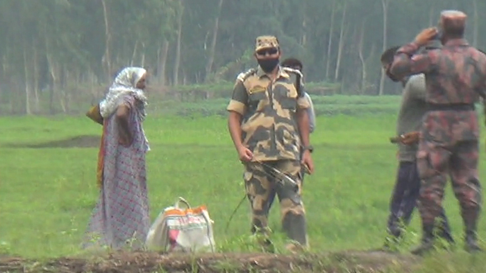 মানসিক ভারসাম্যহীন ওই নারীকে নিয়ে আলোচনায় বিজিবি-বিএসএফ। -ছবি একুশে টিভি।