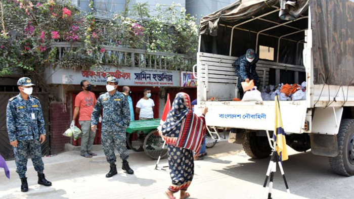 উপকূলীয় এলাকায় নৌবাহিনীর সদস্যদের কার্যক্রম