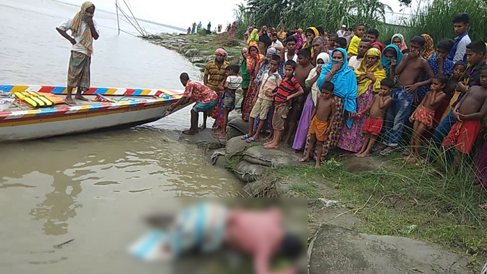 তীরে ভেসে আসা একজনের লাশ- ছবি একুশে টেলিভিশন।