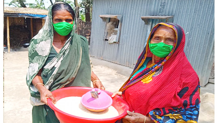 সিরাজগঞ্জের চৌহালী উপজেলার হাট ঘোরজানে অভাবীরা সহায়তা দিচ্ছে অসহায়দের- একুশে টেলিভিশন