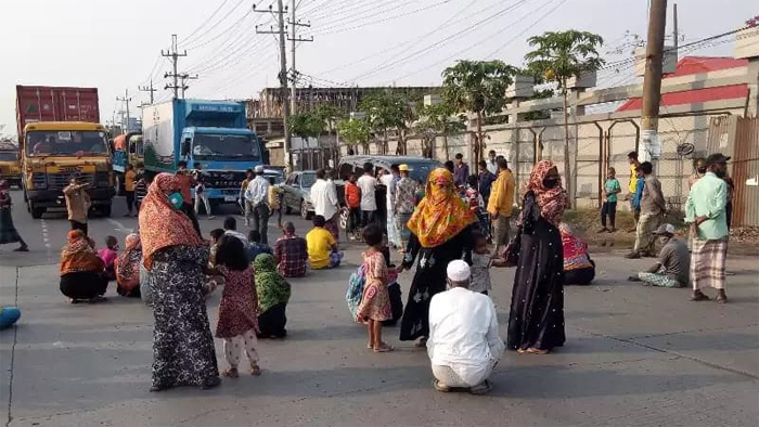 ত্রাণের দাবিতে সীতাকুণ্ডবাসীর মহাসড়ক অবরোধ