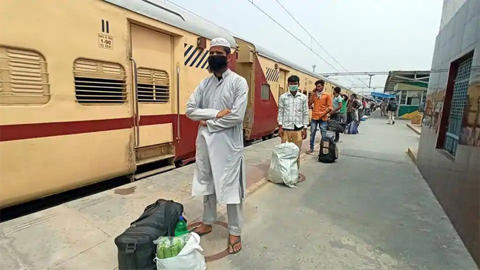 স্বাস্থ্যবিধি মেনেই ট্রেনে যাত্রী তুলবে দেশটির রেল কর্তৃপক্ষ- হিন্দুস্তান টাইমস