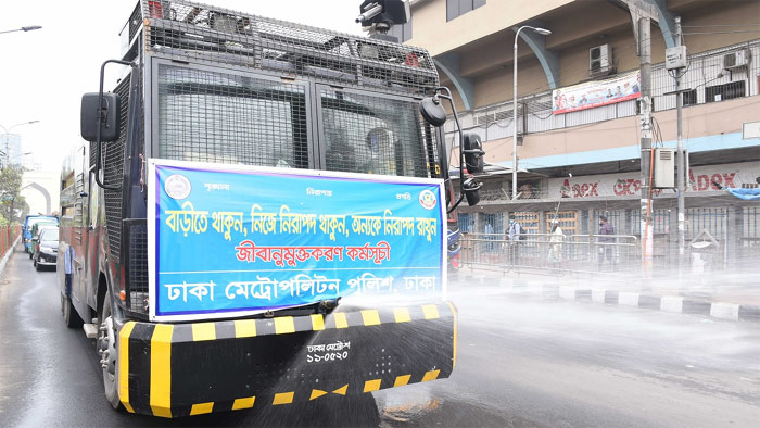 জল কামান দিয়ে রাজধানীর বিভিন্ন সড়কে জীবাণুনাশক ছিটাচ্ছে ঢাকা মেট্রোপলিটন পুলিশ (ডিএমপি)- সংগৃহীত