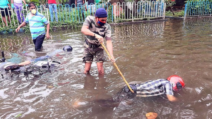 পশ্চিমবঙ্গের হাওড়ার ব্যাটারা এলাকার সানপুরে মৃত দুই যুবকের লাশ সরানো হচ্ছে। ছবি: আনন্দবাজার