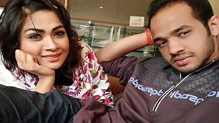 স্ত্রী পরিচয়ে অভিনেত্রী সিমলাকে বাড়ি নিয়েছিলেন পলাশ