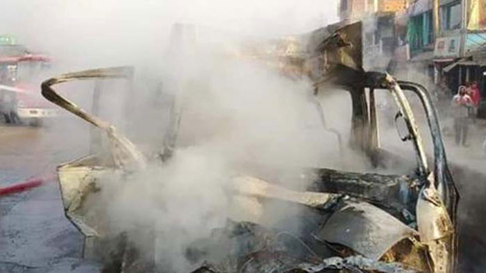 জ্বলন্ত মাইক্রোবাসে তিনজনের মৃত্যু