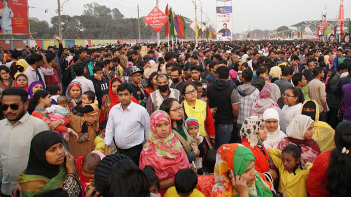 বাণিজ্য মেলায় শেষ মুহূর্তের ভীড়