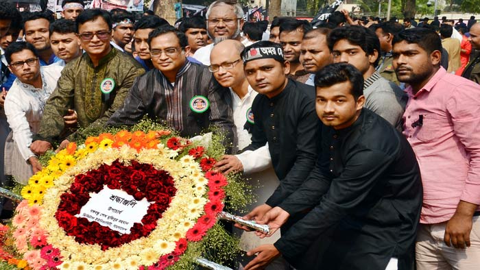 মাতৃভাষা দিবসে শহীদদের প্রতি বিডিইউ উপাচার্যের শ্রদ্ধা নিবেদন