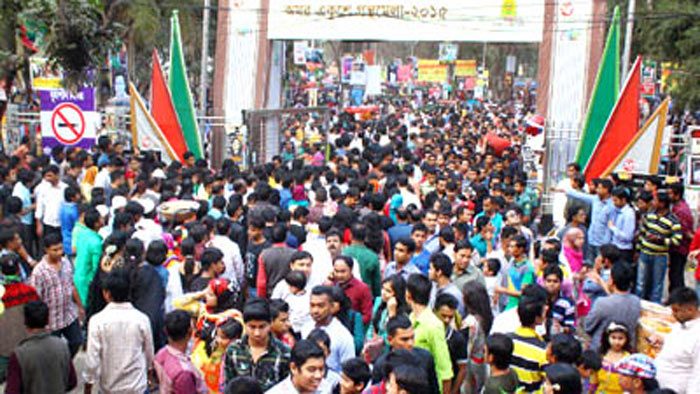ছুটির দিনে বই মেলায় উপচে পড়া ভিড়