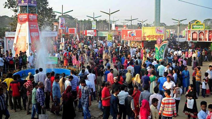 শিশু কিশোরদের পদচারণায় মুখর বই মেলা