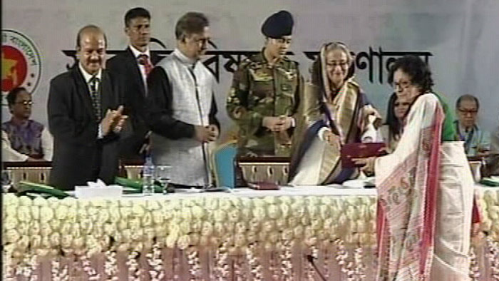 একুশে পদক তুলে দিলেন প্রধানমন্ত্রী