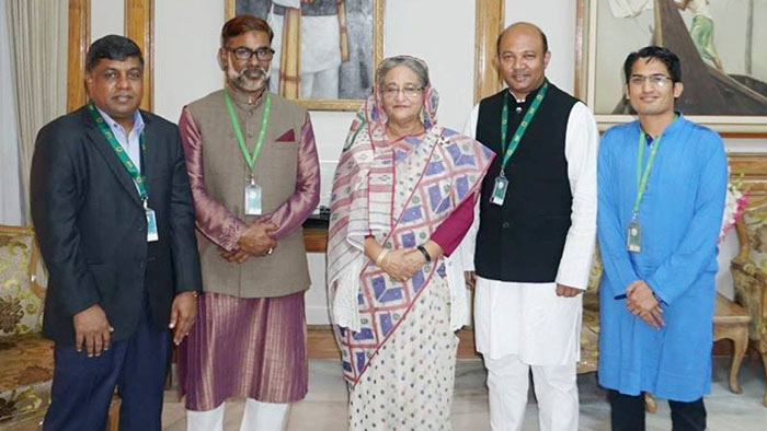 মালয় ভাষার পান্ডুলিপি প্রধানমন্ত্রীর হাতে