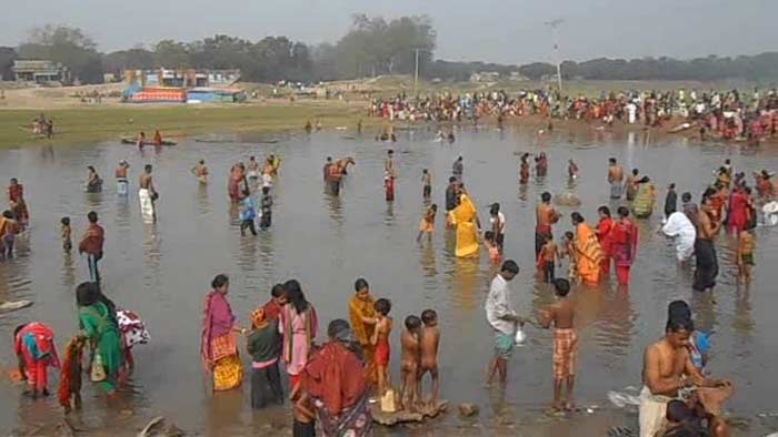 চাঁপাইনবাবগঞ্জের গঙ্গাস্নানে ৫০ হাজার পূন্যার্থী