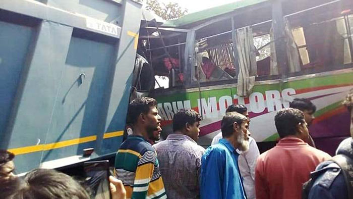 বাগেরহাটে বাস-ট্রাকের মুখোমুখি সংঘর্ষে নিহত ৪   