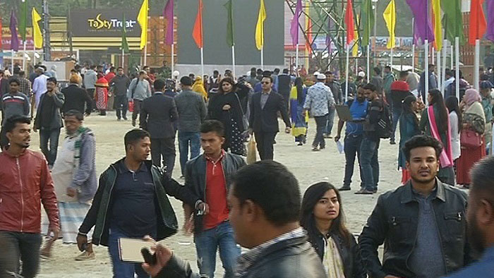 ধীরে ধীরে জমে ওঠছে বাণিজ্য মেলা