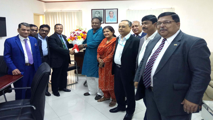 বাণিজ্যমন্ত্রীকে আইসিএবি প্রতিনিধিদলের ফুল দিয়ে শুভেচ্ছা জ্ঞাপন