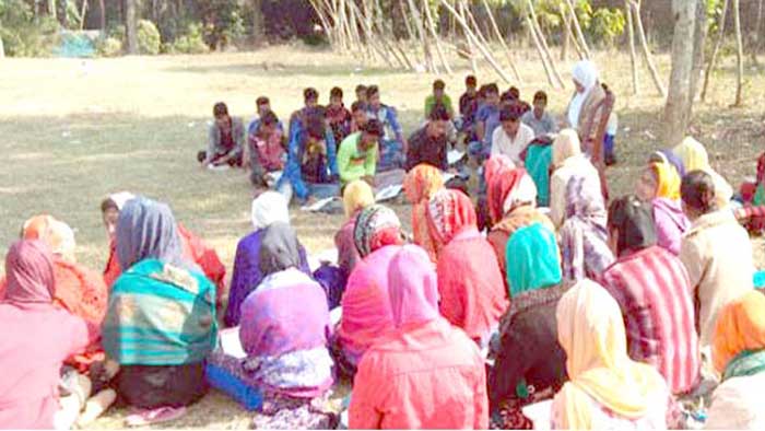 কলারোয়ার সোনাবাড়িয়া হাইস্কুলের খোলা আকাশের নিচে পাঠদান