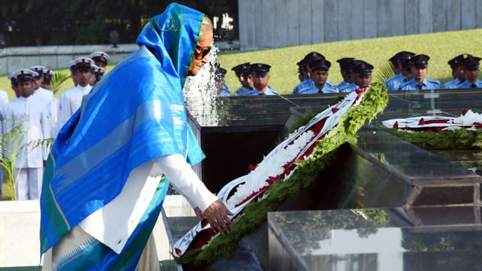 সেনানিবাসে শিখা অনির্বাণে প্রধানমন্ত্রীর পুষ্পস্তবক অর্পণ