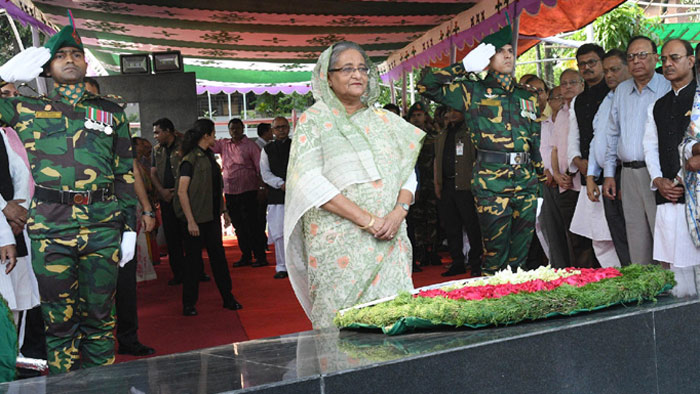 বঙ্গবন্ধুর প্রতিকৃতিতে প্রধানমন্ত্রীর শ্রদ্ধা নিবেদন