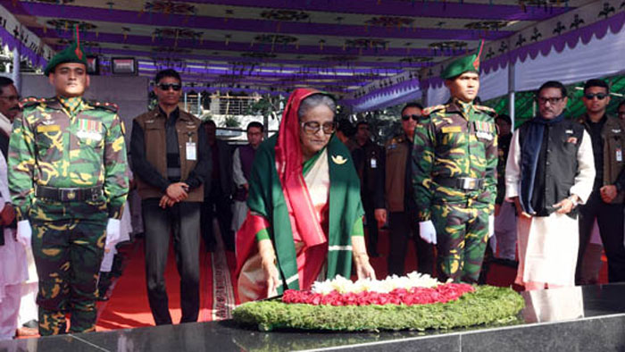বঙ্গবন্ধুর প্রতিকৃতিতে প্রধানমন্ত্রী ও মন্ত্রিদের শ্রদ্ধা