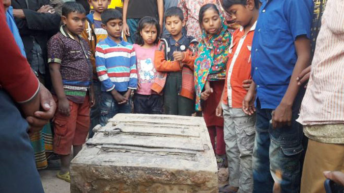 সাতক্ষীরায় পাওয়া গেল শত বছরের পুরনো সিন্দুক