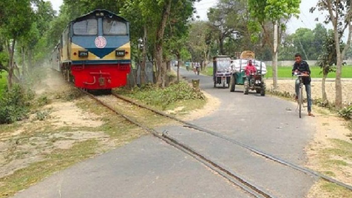 সিরাজগঞ্জে ট্রেনের ধাক্কায় নিহত ১