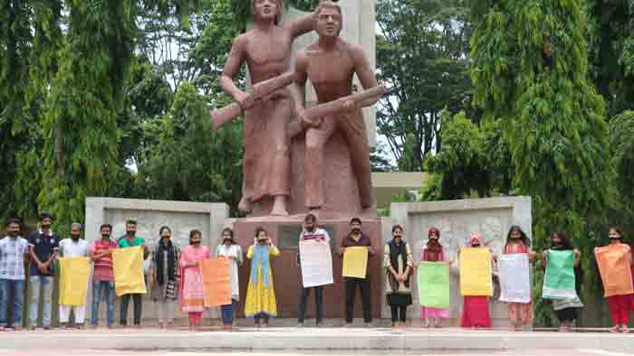 মুখে কালো কাপড় বেধে রাবিতে যৌন হয়রানির প্রতিবাদ