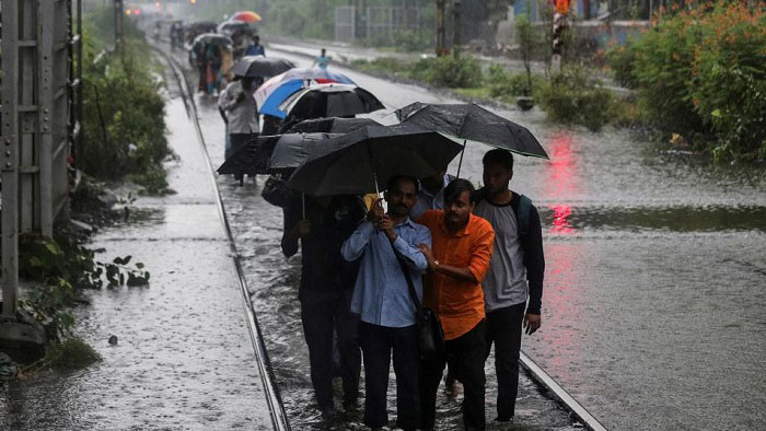 মুম্বাইয়ে ভারী বর্ষণে দেয়াল ধসে নিহত ১৬