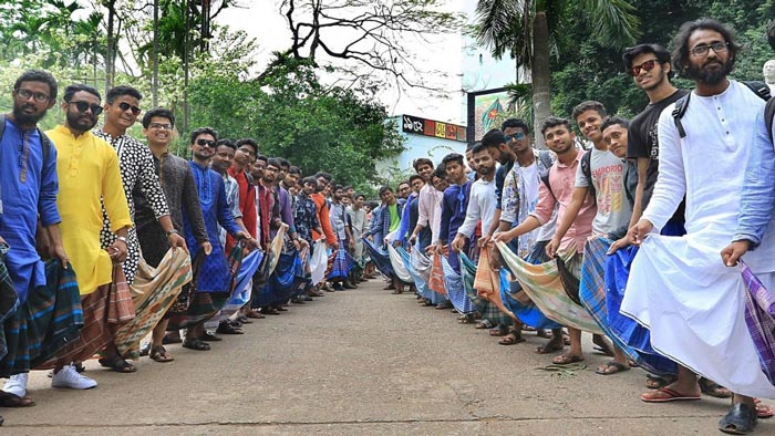 লুঙ্গি নাকি প্যান্ট, কোনটি আরামদায়ক?