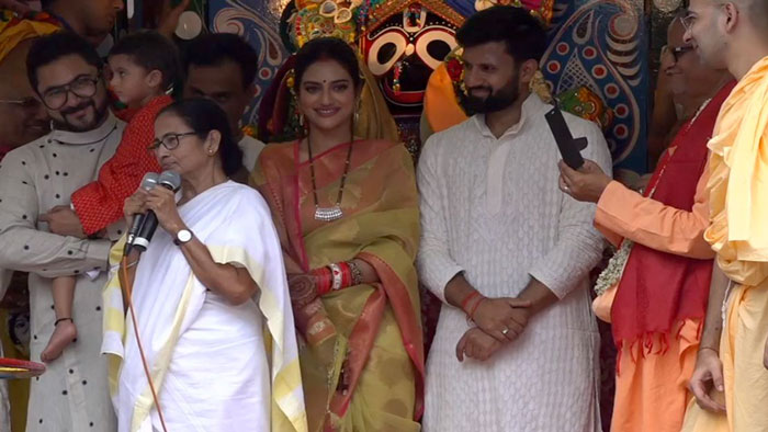 নববধূর বেশে রথযাত্রার অনুষ্ঠানে নুসরাত