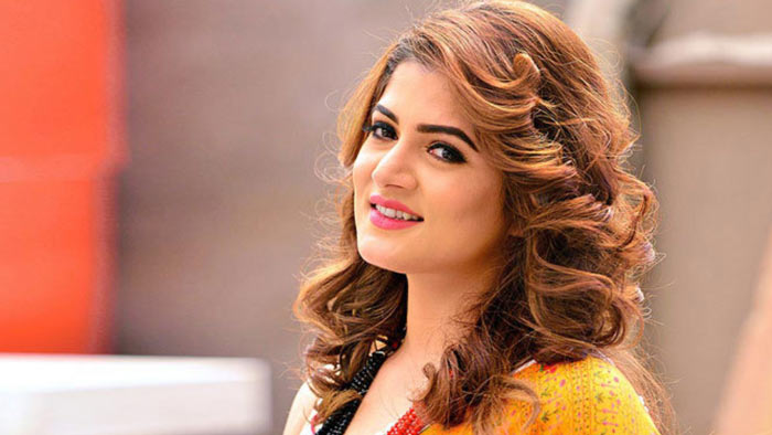সুখবর দিচ্ছেন শ্রাবন্তী