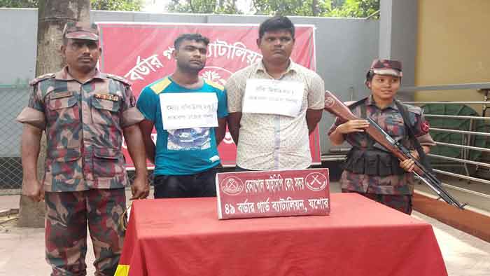 অভিনব কায়দায় যাত্রীর টাকা ছিনতাই, আটক ২