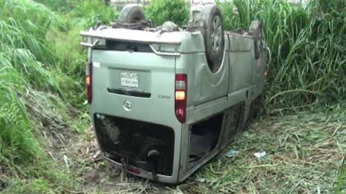 ফরিদপুরে মাইক্রোবাস খাদে পড়ে নিহত ৩