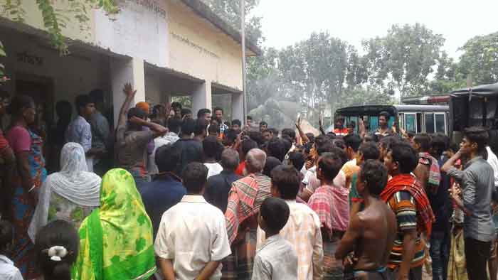 ছাত্রীকে যৌন হয়রানীর দায়ে শিক্ষককে পিটুনি